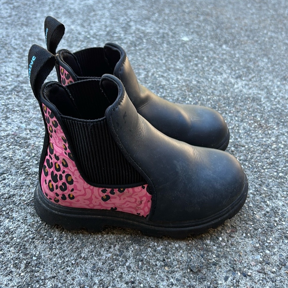 Native Shoes Kensington Treklite black and pink boots Sz 10 US